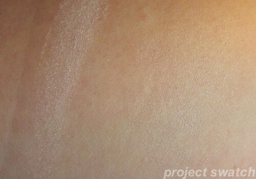 Essence Beauty Beats Swaaag highlighter swatch