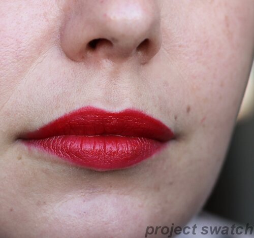 Essence Stay Matt - Silky Red